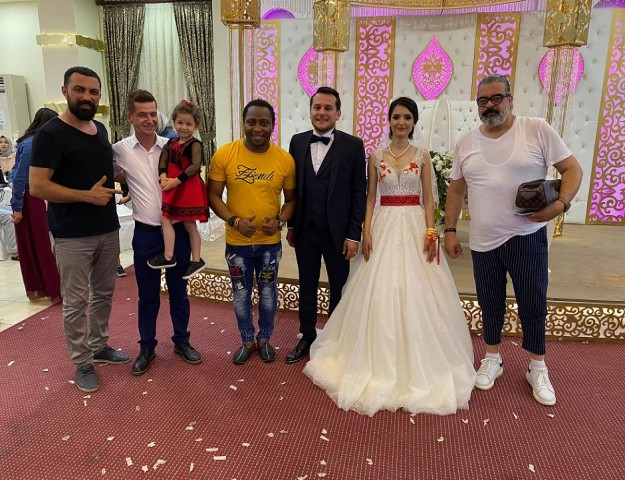 Ünlü oyuncular Kahramanmaraş’ta düğüne renk kattı!