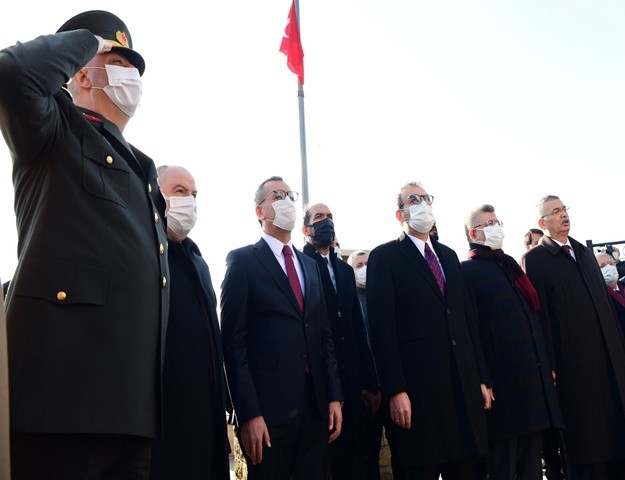 "İstiklal Madalyası Şanlı Bayrağımızda"