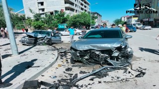 Elbistan’da iki otomobil kafa kafaya çarpıştı: 4 yaralı